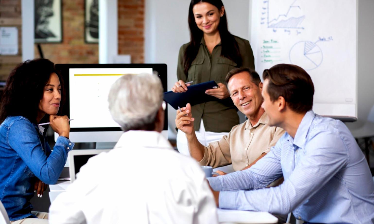 Équipe de conseillers financiers travaillant ensemble sur des stratégies budgétaires